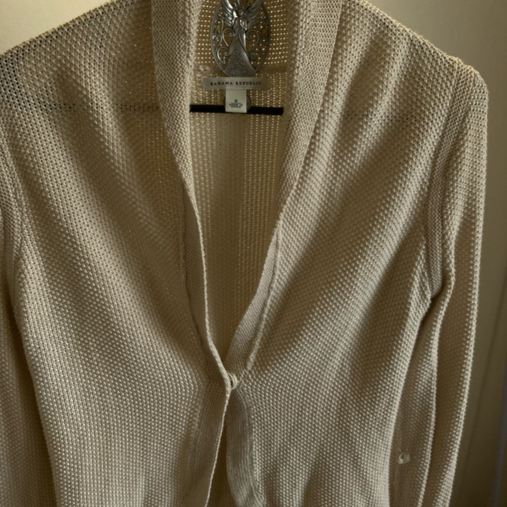 Banana Republic light tan pocorn -textured scalloped edge cardigan, size M.